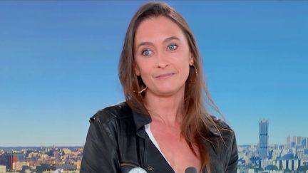 La journaliste Cécile Delarue est l'invitée de franceinfo, mardi 15 octobre, sept ans jour pour jour après le début du #MeToo, venu des États-Unis. (franceinfo)