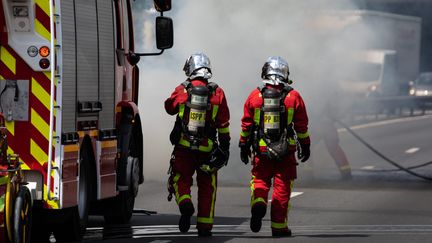 Des sapeurs-pompiers interviennent sur l'autoroute A6b, près du périphérique parisien, le&nbsp;26 juin 2020. (MAXPPP)