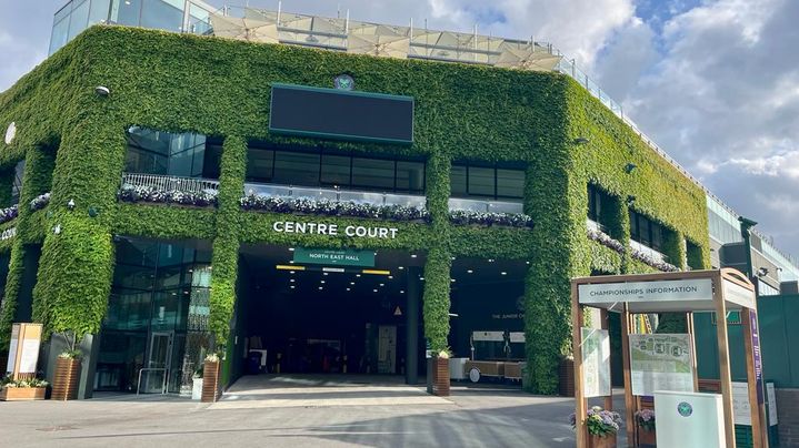 Le Center court est recouvert de feuilles grimpantes, aux allures de feuilles de vignes. (APOLLINE MERLE / FRANCEINFO SPORT)