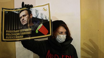 Un soutien d'Alexeï Navalny à Saint-Petersbourg, le 22 décembre 2020. (VALYA EGORSHIN / NURPHOTO VIA AFP)