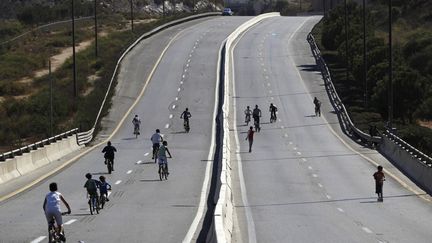 Des enfants jouent sur les routes d&eacute;sert&eacute;es pendant Yom Kippour &agrave; J&eacute;rusalem (Isra&euml;l), le 26 septembre 2012. (AMMAR AWAD / REUTERS)