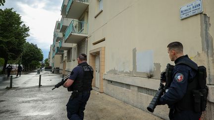 Une trentaine de CRS ont été déployés à Valence (Drôme) après la mort par balles de deux hommes dans la ville. (FABRICE HEBRARD / MAXPPP)