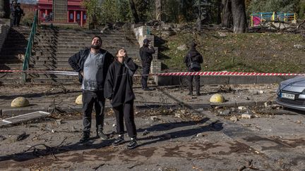 Des habitants réagissent aux bombardements russes à Kiev, en Ukraine, le 10 octobre 2022. (ROMAN PILIPEY/EPA/MaxPPP)