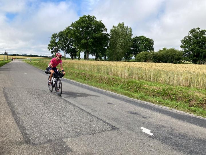 Lachlan Morton entre Vitré et Fougères le 29 juin 2021 lors de son Tour de France. (ADRIEN HEMARD / franceinfo: sport)