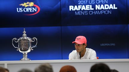 Rafael Nadal et son trophée de l'US Open (MOHAMMED ELSHAMY / ANADOLU AGENCY)