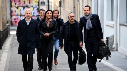 La délégation du Parti socialiste, menée par Pierre Jouvet (tout à droite), arrive au&nbsp;siège de La France insoumise à Paris avant des négociations, le 27 avril 2022. (CHRISTOPHE ARCHAMBAULT / AFP)