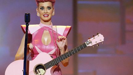 Dans la famille, j'&eacute;tais aux American Music Awards et je me suis bien ridiculis&eacute;e j'appelle Katyyyyyyyy Perryyyyyyyyyyy! Et sinon Katy, c'est quoi ta couleur pr&eacute;f&eacute;r&eacute;e? (MARIO ANZUONI / REUTERS)