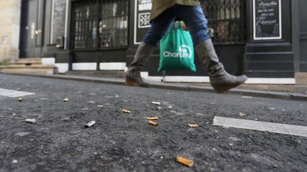 &nbsp; (Mégots jetés par terre, abandonnés sur le trottoir... la négligence des fumeurs exaspèrent les restaurateurs © maxppp)