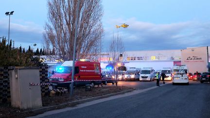 Les secours déployés après la collision entre le TER et un car, à Millas (Pyrénées-Orientales), le 14 décembre 2017.&nbsp; (MAXPPP)