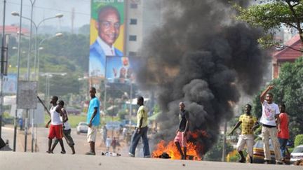 Les partisans de Cellou Dallein Diallo en colère à l'annonce de la victoire d'Alpha Condé, à Conakry (15 novembre 2010) (AFP / Issouf Sanogo)