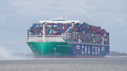 Le porte-conteneurs "CMA CGM Jacques Saade"&nbsp;est le plus grand au monde propulsé au gaz naturel liquéfié. (MARCUS BRANDT / DPA)