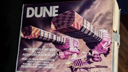 Couverture de&nbsp;l'un des&nbsp;exemplaires du storyboard de "Dune" d'Alejandro Jodorowsky. Le document était exposé au public trois jours avant&nbsp;la&nbsp;vente aux enchères organisée par Christie's à Paris. (ALAIN JOCARD / AFP)