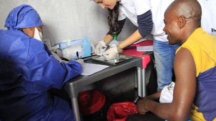 Un homme reçoit une injection d'un nouveau vaccin contre Ebola, le 14 novembre 2019, à&nbsp;Goma, en République démocratique du Congo.&nbsp; (MSF / AFP)