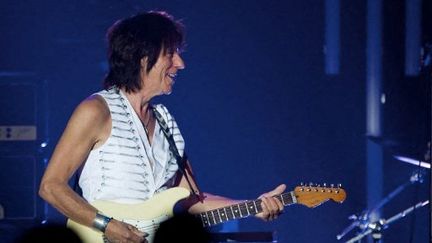 Jeff Beck sur scène en 2009 durant un festival de jazz à Montreux en Suisse. (FABRICE COFFRINI / AFP)