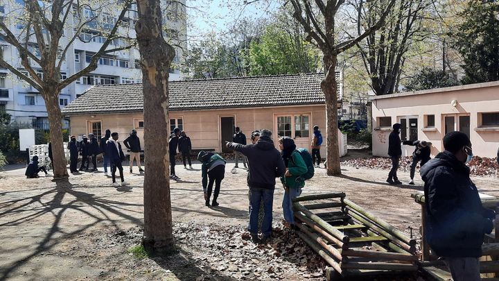 La cour de l'école, occupée par 200 jeunes mineurs isolés. (SANDRINE ETOA-ANDEGUE / RADIO FRANCE)