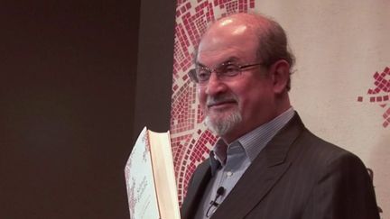 États-Unis : l’écrivain Salman Rushdie poignardé au cou lors d’une conférence