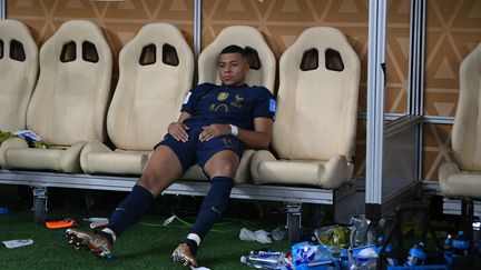 Kylian Mbappé n'a pas envie de rire sur le banc de l'équipe de France après la défaite en finale de la Coupe du monde, le 18 décembre 2022, à Doha (Qatar). (FRANCK FIFE / AFP)