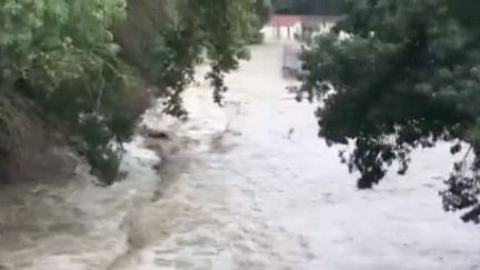 De violents oranges ont frappé plusieurs départements jusque dans la soirée du 9 septembre. Dans l'Aude, des trombes d'eau sont tombées et plusieurs habitations ont été inondées. Vendredi 10 septembre, la vigilance orange a été levée.&nbsp; (FRANCE 3)