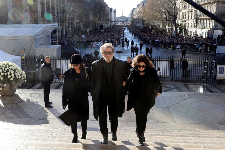 Le chanteur Eddy Mitchel, à son arrivée sur le parvis de l'église de la Madeleine, à Paris, le 9 décembre 2017. (LUDOVIC MARIN / REUTERS)