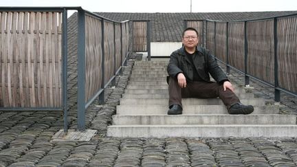 L&#039;architecte chinois Wang Shu sur le toit du campus de Xiangshan de l&#039;Académie des arts de Hangzhou  qu&#039;il a réalisé
 (Zhou junxiang/Imaginechina)