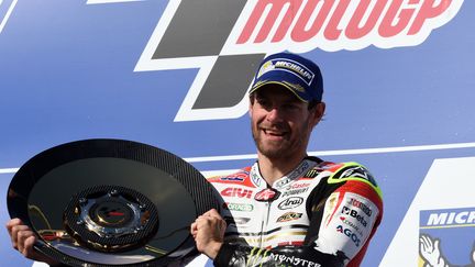 Cal Crutchlow soulève le trophée du vainqueur en Australie (SAEED KHAN / AFP)