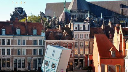 La "Maison tomb&eacute;e du ciel", une installation de l'artiste fran&ccedil;ais Jean-Fran&ccedil;ois Fourtou expos&eacute;e dans le cadre du festival Fantastic 2012 &agrave; Lille (Nord), le 15 octobre 2012. (PHILIPPE HUGUEN / AFP)