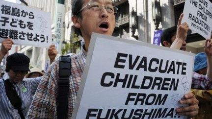 Manifestants dans les rues de Tokyo en juin 2013 demandant l'évacuation des enfants de la région de Fukushima. (RIE ISHII / AFP)