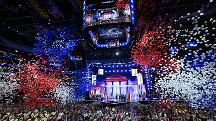 Une pluie de ballons tombent sur la foule en clôture de la convention républicaine, le 18 juillet 2024. (PEDRO UGARTE / AFP)