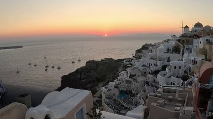 Île des cyclades (Grèce) prisée des touristes, Santorin jouit d'une notoriété sans pareille grâce aux réseaux sociaux. Pour profiter de ses couchers de soleil, les touristes et une clientèle plus aIsée sont prêts à tous les compromis, que ce soit en confort sacrifié ou en dépenses.