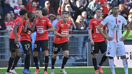 Les joueurs du Stade Rennais célèbrent un but contre le PSG, dimanche 3 octobre.&nbsp; (LOIC VENANCE / AFP)