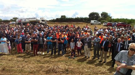 Environ 400 personnes ont manifesté à Guipavas (Finistère), vendredi 5 août 2016, afin de défendre le projet de construction d'une usine de poudre de lait par le groupe Sill.  (CATHERINE AUBAILLE / FRANCE 3 BRETAGNE)