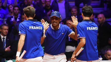 Yannick Noah, capitaine de l'équipe de France de Coupe Davis, et les tennismen français Pierre-Hugues Herbert et Nicolas Mahut, le 24 novembre 2018 à Lille (Nord). (PHILIPPE HUGUEN / AFP)