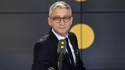 Jean-François Achilli présente Les informés sur franceinfo. (FRANCEINFO / RADIO FRANCE)