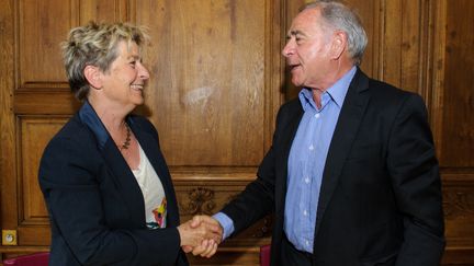 La pr&eacute;sidente de la r&eacute;gion Franche-Comt&eacute;, Marie-Guite Dufay, et le pr&eacute;sident de la Bourgogne, Fran&ccedil;ois Patriat, lors d'une conf&eacute;rence de presse &agrave; Besan&ccedil;on (Doubs), le 14 avril 2014. (SEBASTIEN BOZON / AFP)