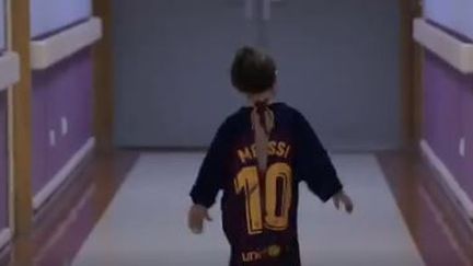 Des maillots de joueurs transformés en blouses pour les enfants hospitalisés. (CAPTURE D'ECRAN TWITTER)