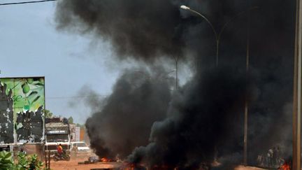 La rue s'embrase à Ouagadougou après l'annonce du coup d'Etat. (AHMED OUOBA / AFP)