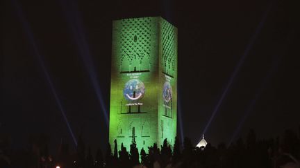 La Tour Hassan illuminée en vert le 4 novembre 2016 à Rabat (Maroc), pour célébrer l'entrée en vigueur de l'accord de Paris sur le climat.&nbsp; (MOSA'AB ELSHAMY / AP / SIPA)