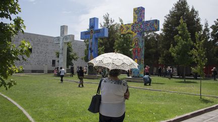 Des artistes ont peint des croix sur le site qui va accueillir le pape François au Chili. (PABLO PORCIUNCULA / AFP)