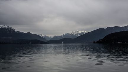 Le lac d'Annecy (Haute-Savoie) un jour de mauvais temps, le 5 février 2021.&nbsp; (MAXPPP)