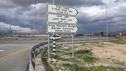 Le pont Roi Hussein, ou pont Allenby, à la frontière entre la Cisjordanie et la Jordanie, en janvier 2021 (AHMAD GHARABLI / AFP)