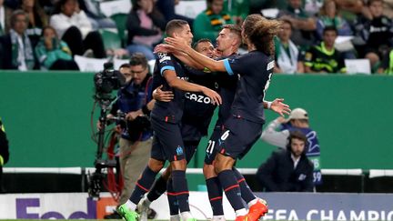 Les joueurs de l'Olympique de Marseille se congratulent après le but d'Alexis Sanchez en Ligue des champions chez le Sporting, le 12 octobre 2022 (PEDRO FIUZA / AFP)