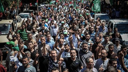 Des centaines de Palestiniens favorables au hamas ont manifest&eacute; &agrave; Gaza, le 7 ao&ucirc;t 2014. (EZZ ZANOUN / ANADOLU AGENCY / AFP)