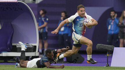 Antoine Dupont marquant un essai face au Fidji lors de la finale de rugby à 7 masculin, Jeux olympiques 2024, le 27 juillet 2024. (VADIM GHIRDA / SIPA)