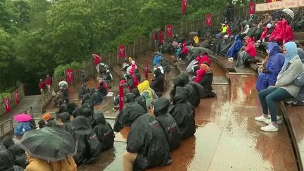 Le Puy du Fou est le premier parc d'attractions français à pouvoir rouvrir ses portes. Depuis jeudi 11 juin au matin, le parc accueille à nouveau des visiteurs, sous la pluie, mais avec le sourire. (FRANCE 3)