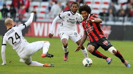 Dante tente de passer Cohade balle au pied (VALERY HACHE / AFP)