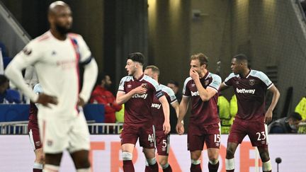 La joie des Hammers et la détresse de Moussa Dembélé, l'image de ce quart de finale retour de Ligue Europa entre l'OL et West Ham, le 14 avril 2022. (JEFF PACHOUD / AFP)