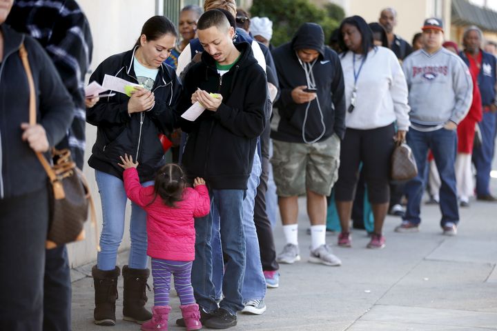 Des dizaines de personnes attendent pour acheter un ticket de loterie, le 12 janvier 2016, à Hawthorne, dans la banlieue de Los Angeles (Californie).&nbsp; (LUCY NICHOLSON / REUTERS)