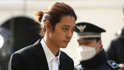 La star de K-pop Jung Joon-young à son arrivée à the Seoul Metropolitan Police Agency à Séoul, le 14 mars 2019.&nbsp; (JUNG YEON-JE / AFP)