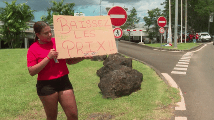 Martinique : des habitants se mobilisent face aux prix élevés dans les supermarchés (France 2)