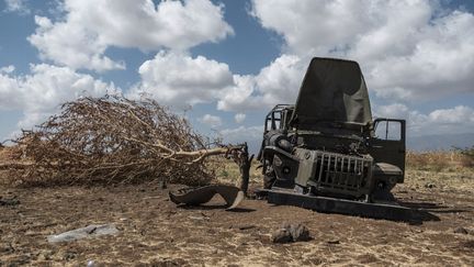 Photo d'archive d'un camion militaire endommagé, appartenant aux forces tigréennes, à l'est de la ville d'Alamata, au nord de l'Ethiopie, le 10 décembre 2020. (EDUARDO SOTERAS / AFP)